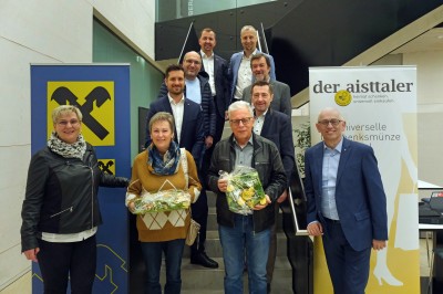unten l.n.r.) Obfrau Birgit Singer, GewinnerIn Ingrid Kriechbaumer, Josef Rieseneder, Direktor Hubert Weichselbaumer, (2. Reihe v.l.n.r.) Christoph Möstl, Herbert Puchner, alle Raiffeisenbank Aist, , (3. Reihe v.l.n.r.) Sascha Greindl/ Fliesen Greindl, Christian Bauer/BC-TRONIK, (4. Reihe v.l.n.r.) Anton Miesenberger, Herwig Hofstadler / Sparkasse Pregarten Unterweissenbach