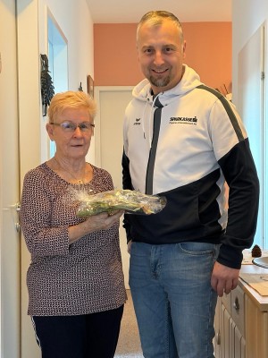 Gewinnübergabe Gewinnerin Herta Benisch und Herwig Hofstadler / Sparkasse Pregarten Unterweissenbach